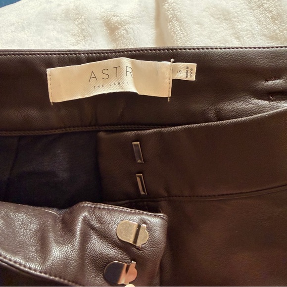 ASTR The Label Wilma Dark Brown Faux Leather Pleated High Rise Shorts Small NWT - Picture 5 of 8
